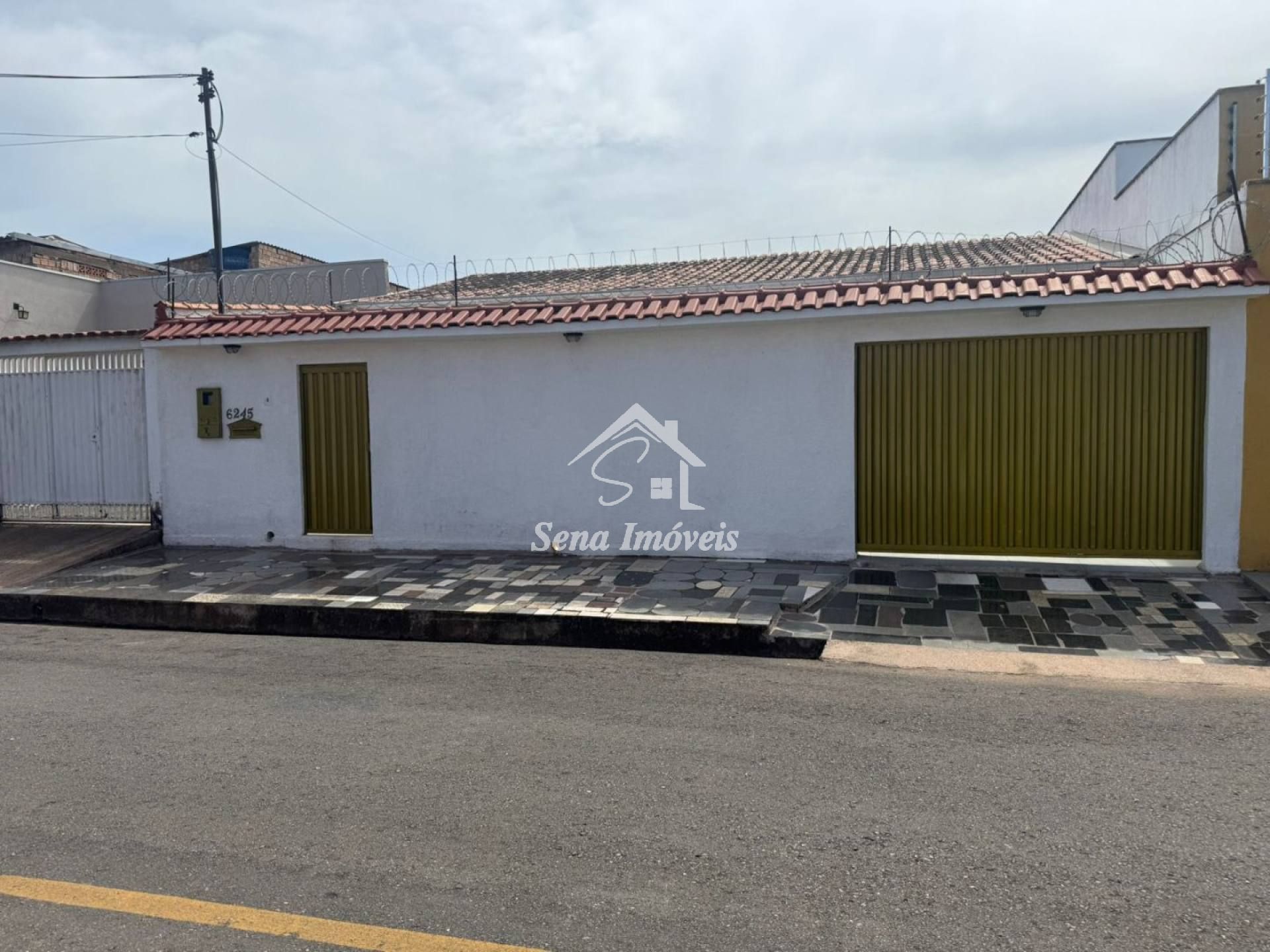 Vende-se Casa - 02 quartos, sendo 01 suíte - Bairro: Aponiã - R$ 450.000,00 - Quitada