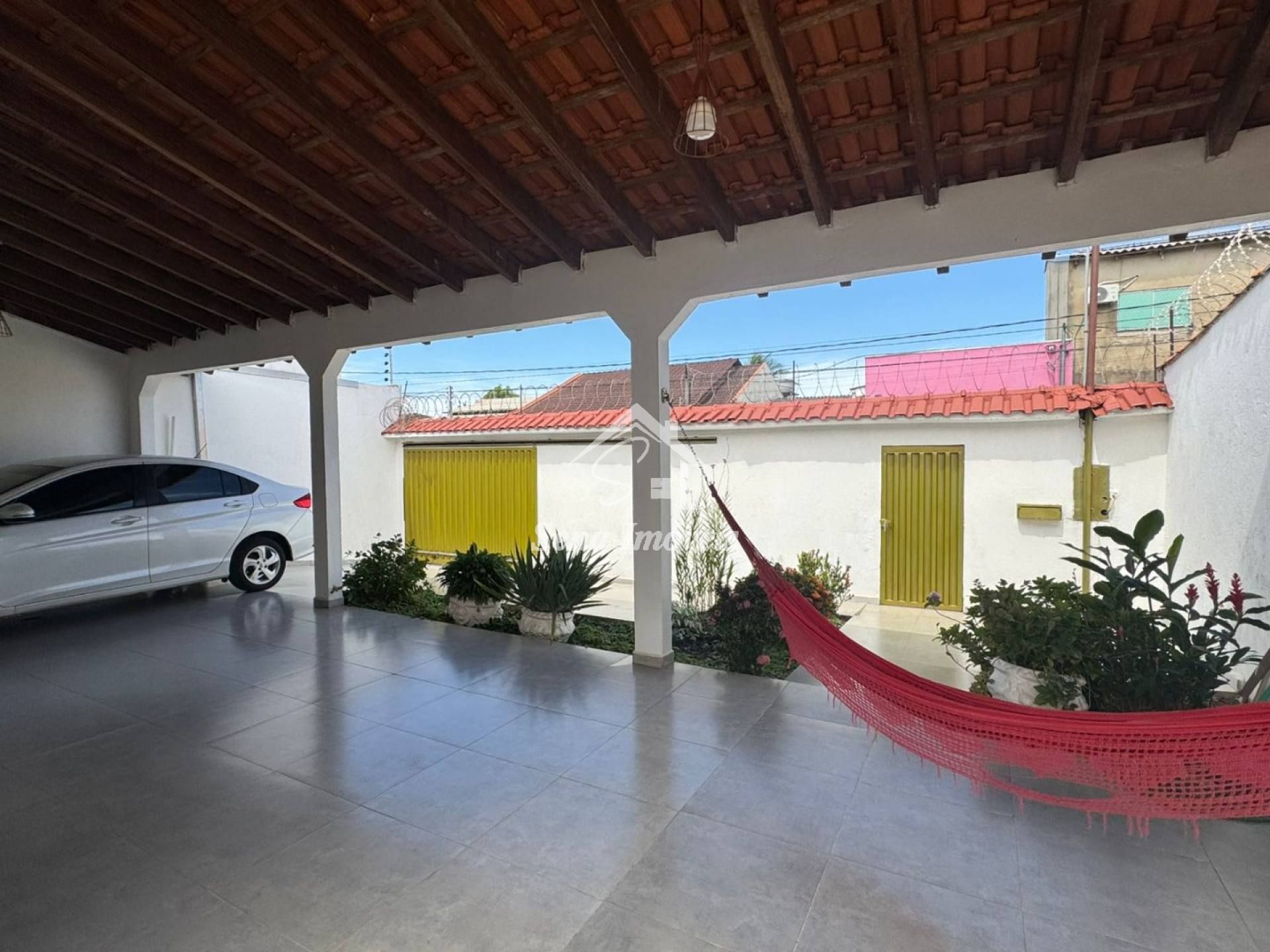 Vende-se Casa - 02 quartos, sendo 01 suíte - Bairro: Aponiã - R$ 450.000,00 - Quitada