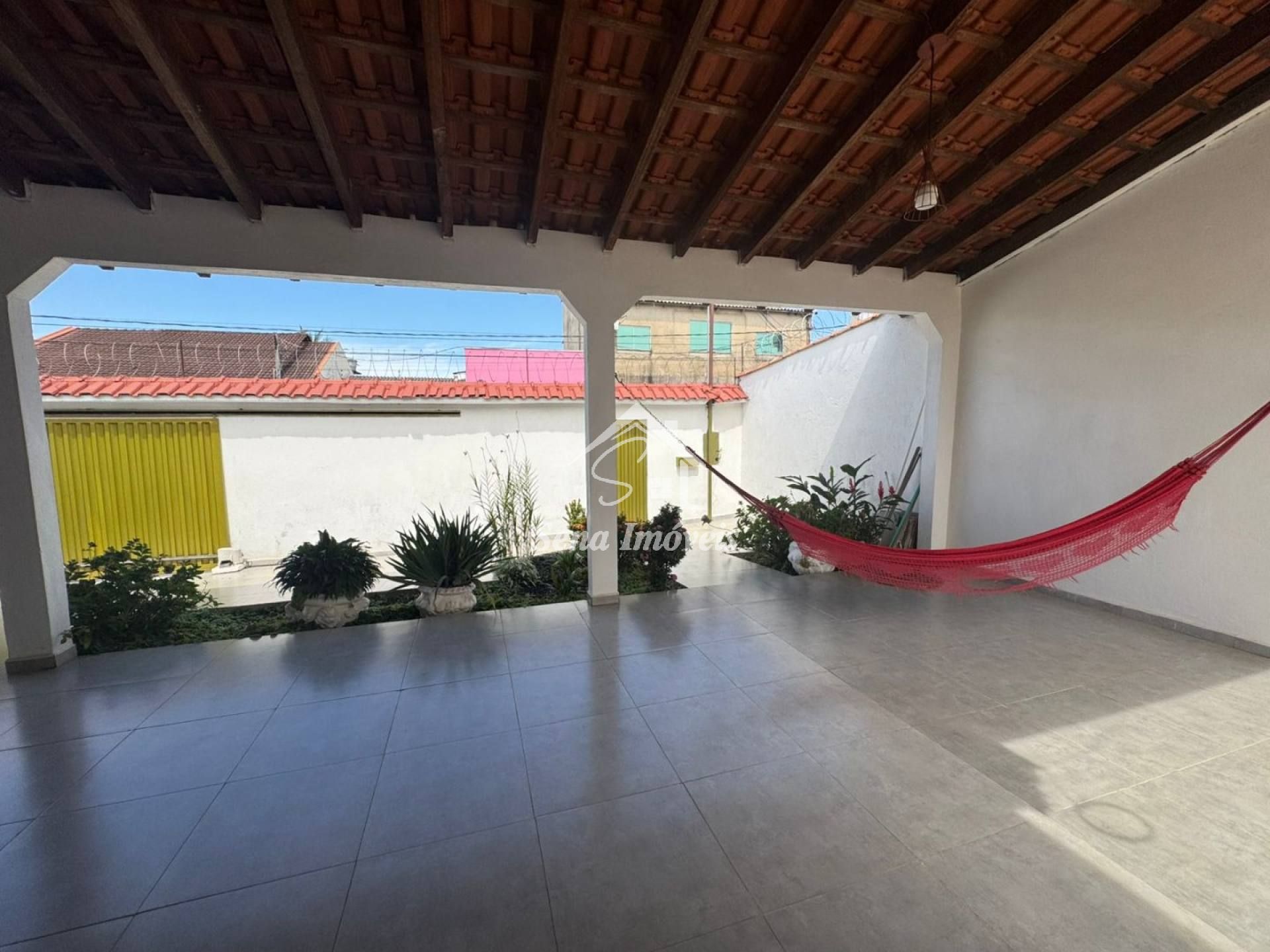 Vende-se Casa - 02 quartos, sendo 01 suíte - Bairro: Aponiã - R$ 450.000,00 - Quitada