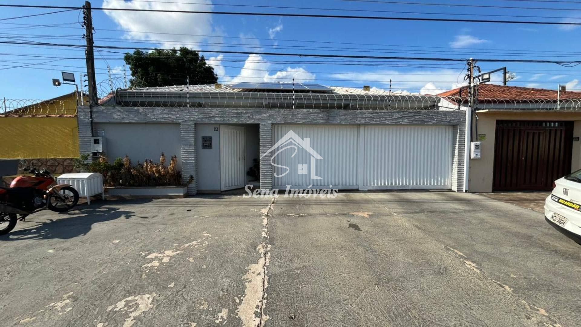 CASA COM 360m²  NA REGIÃO CENTRAL