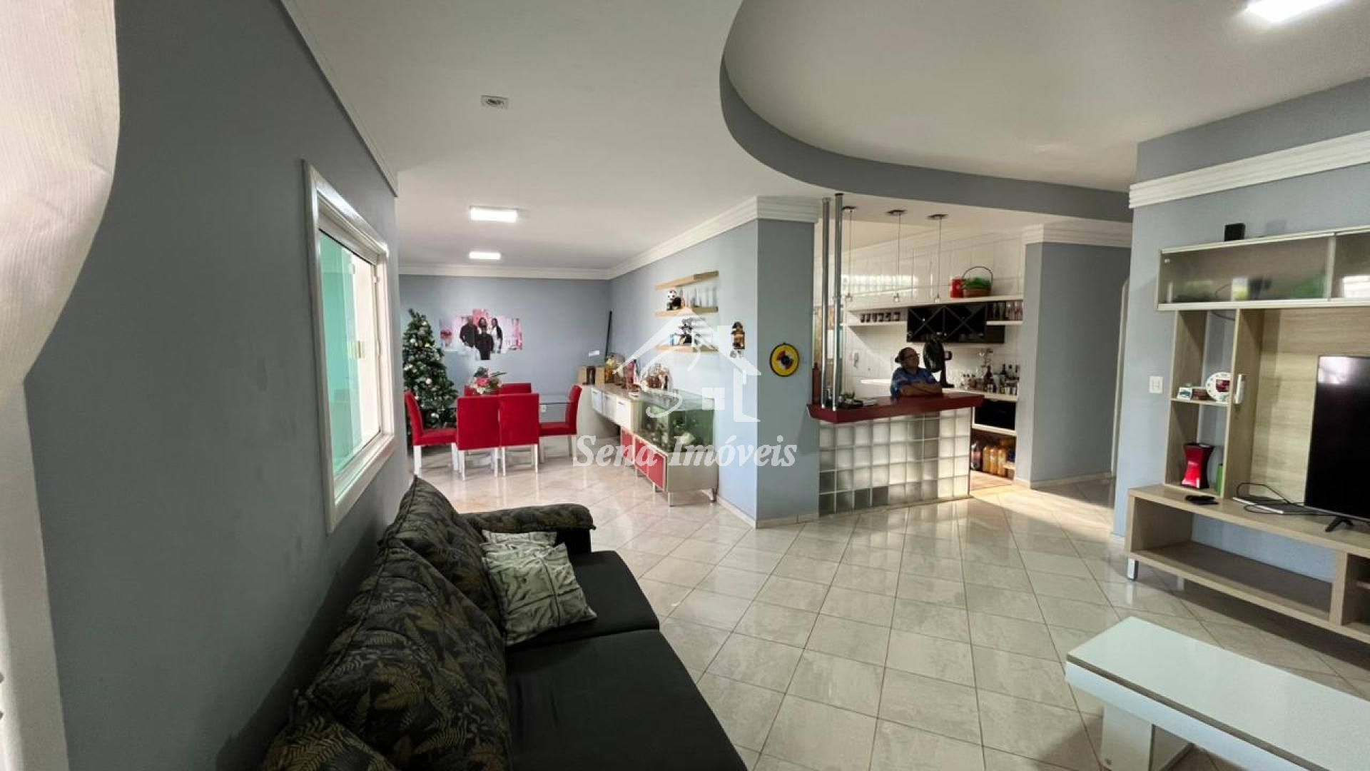 CASA COM 360m²  NA REGIÃO CENTRAL