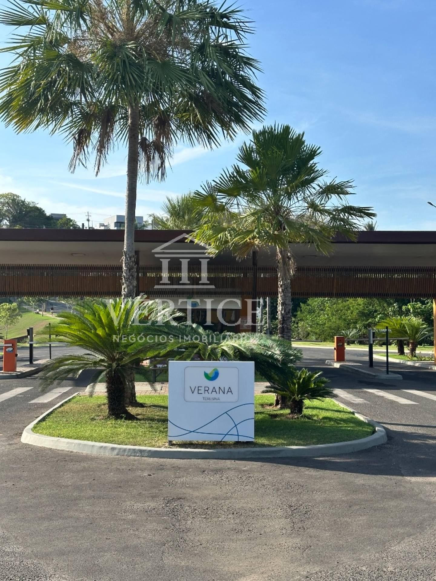 Lote disponível no condomínio Verana