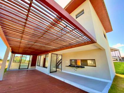Casa de Condomínio Para Vender com 5 quartos 5 suítes no bairro Praia do Forte em Mata De São João