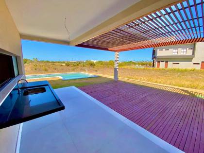 Casa de Condomínio Para Vender com 5 quartos 5 suítes no bairro Praia do Forte em Mata De São João