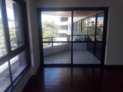 Apartamento 4 quartos com 2 suítes no Itaigara