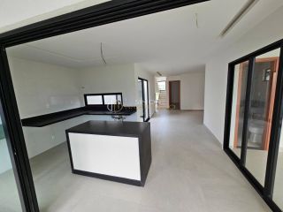 Casa em Condomínio à venda com 4 suítes, tem 195m2 de área total em Abrantes-Lauro de Freitas - Ba