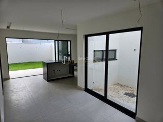 Casa em Condomínio à venda com 4 suítes, tem 195m2 de área total em Abrantes-Lauro de Freitas - Ba