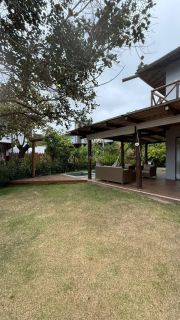 Casa à Venda na Praia do Forte com 3 Suítes e Piscina Privativa.