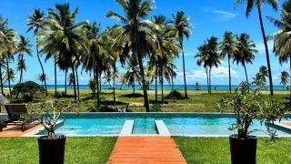 Casa de Condomínio Para Vender pé na areia na Praia do Forte. Com 800m² de área útil e 8 suítes.