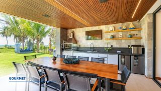 Casa de Condomínio Para Vender pé na areia na Praia do Forte. Com 800m² de área útil e 8 suítes.