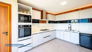 Casa de Condomínio Para Vender pé na areia na Praia do Forte. Com 800m² de área útil e 8 suítes.