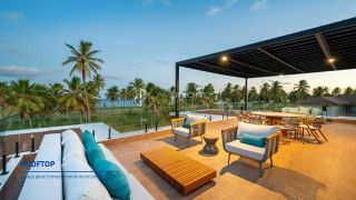 Casa de Condomínio Para Vender pé na areia na Praia do Forte. Com 800m² de área útil e 8 suítes.