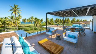 Casa de Condomínio Para Vender pé na areia na Praia do Forte. Com 800m² de área útil e 8 suítes.