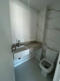 Bellíssimo apartamento, alto padrão, 4/4 com 4 suites, 4 garagens e infra completa com quadra de Squash: Caminho das Árvores