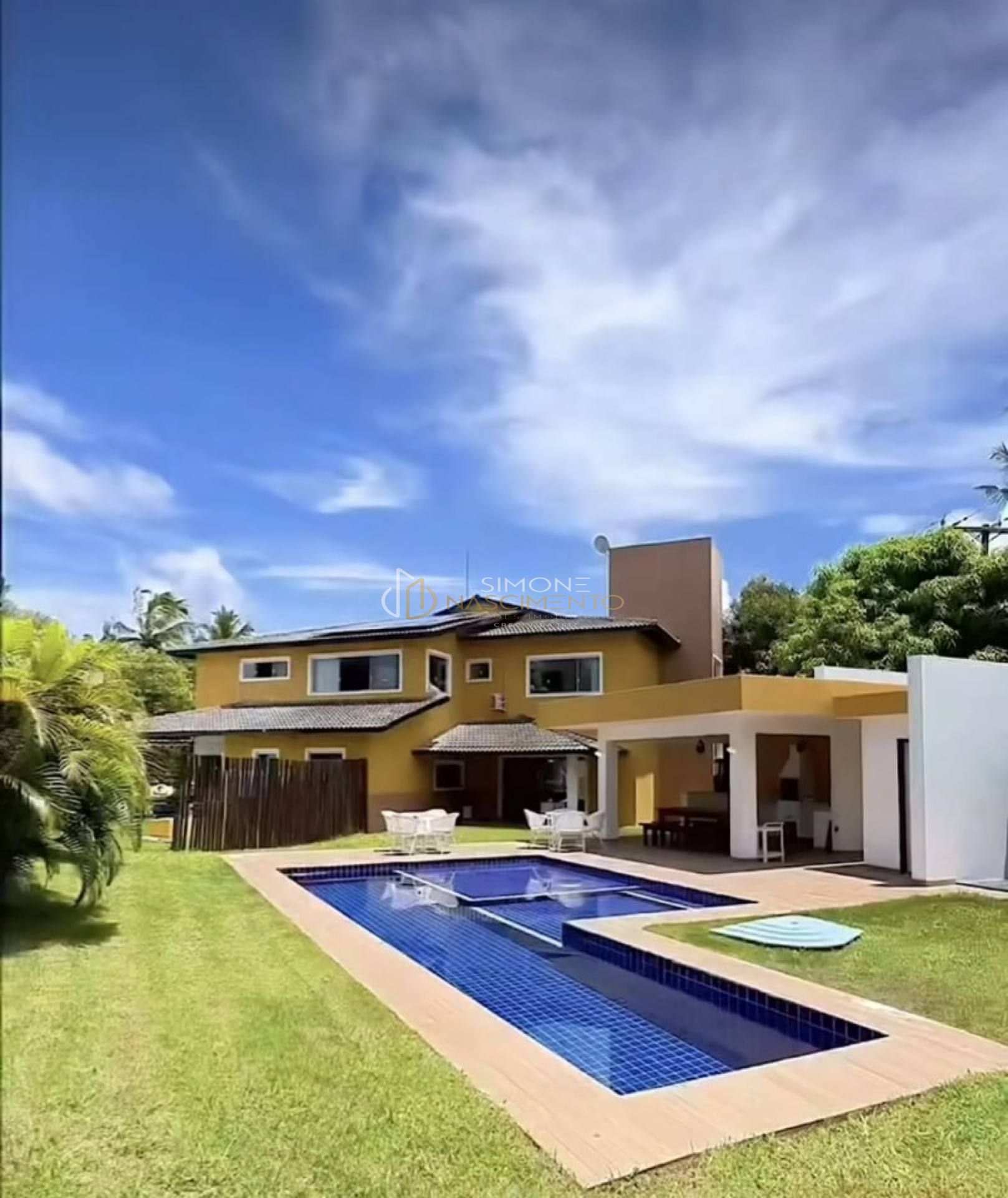 Casa em Busca Vida com 5 suítes e 6 vagas de garagem