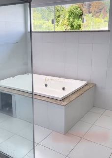 Casa em Busca Vida com 5 suítes e 6 vagas de garagem