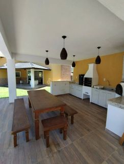 Casa em Busca Vida com 5 suítes e 6 vagas de garagem