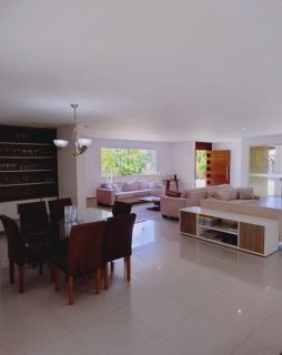 Casa em Busca Vida com 5 suítes e 6 vagas de garagem