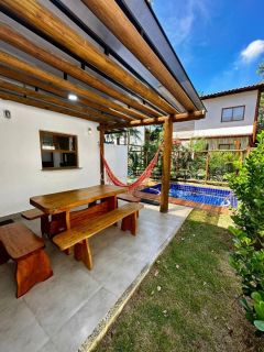 Casa 3/4 com 1 Suíte, três garagens, Piscina - Praia do Forte