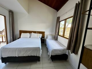 Casa 3/4 com 1 Suíte, três garagens, Piscina - Praia do Forte