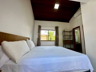 Casa 3/4 com 1 Suíte, três garagens, Piscina - Praia do Forte