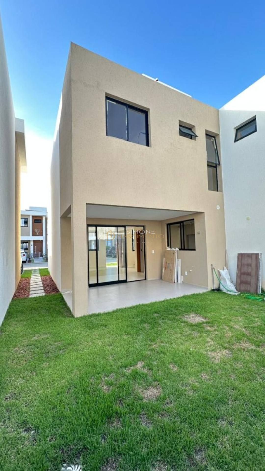 Casa de Condomínio 3 suítes no bairro Buraquinho em Lauro De Freitas