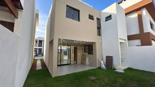 Casa de Condomínio 3 suítes no bairro Buraquinho em Lauro De Freitas