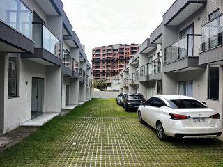 Triplex com 4 quartos 3 suítes no bairro Buraquinho em Lauro De Freitas