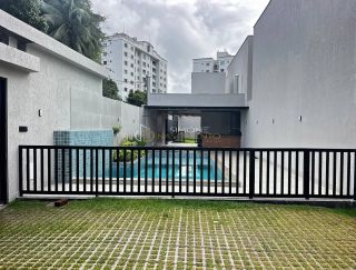 Triplex com 4 quartos 3 suítes no bairro Buraquinho em Lauro De Freitas