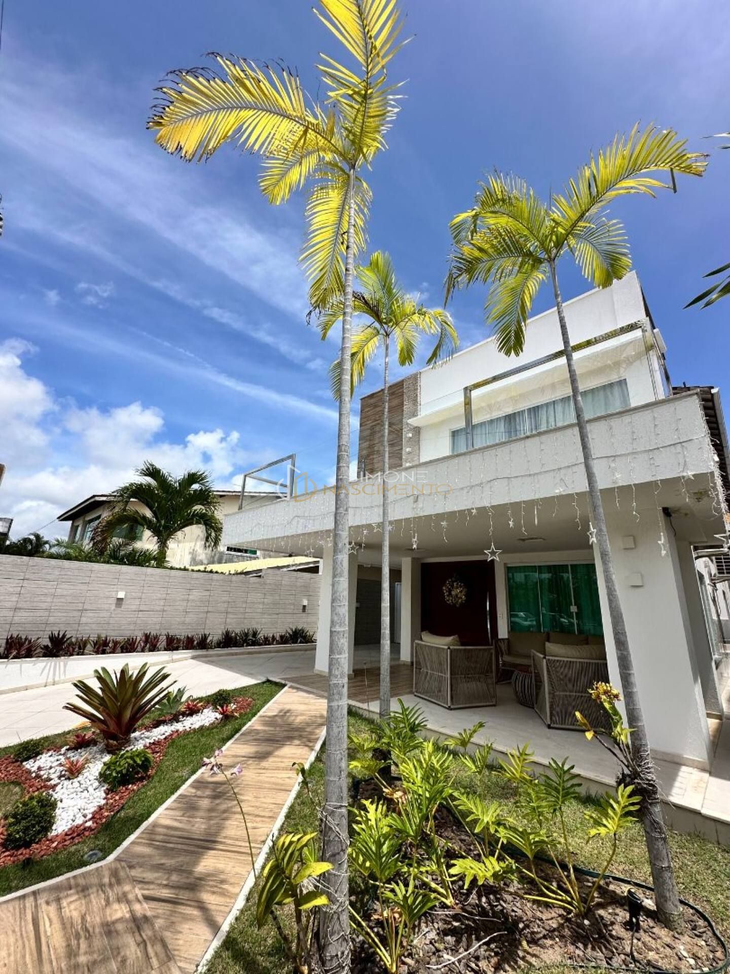 Casa de Condomínio Para Vender com 4 quartos 3 suítes no bairro Jockey Club em Lauro De Freitas