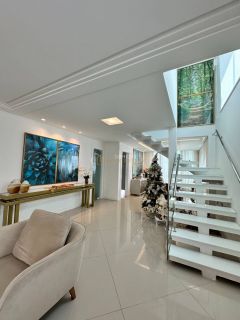 Casa de Condomínio Para Vender com 4 quartos 3 suítes no bairro Jockey Club em Lauro De Freitas