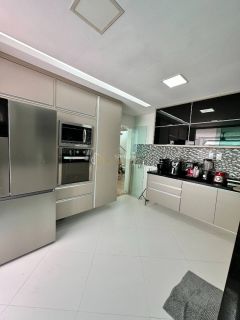 Casa de Condomínio Para Vender com 4 quartos 3 suítes no bairro Jockey Club em Lauro De Freitas