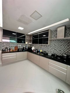 Casa de Condomínio Para Vender com 4 quartos 3 suítes no bairro Jockey Club em Lauro De Freitas