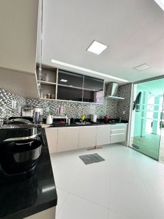 Casa de Condomínio Para Vender com 4 quartos 3 suítes no bairro Jockey Club em Lauro De Freitas