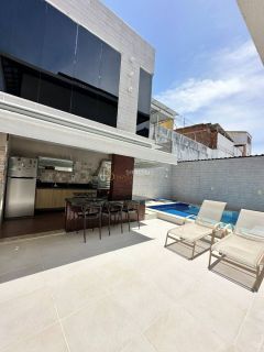Casa de Condomínio Para Vender com 4 quartos 3 suítes no bairro Jockey Club em Lauro De Freitas