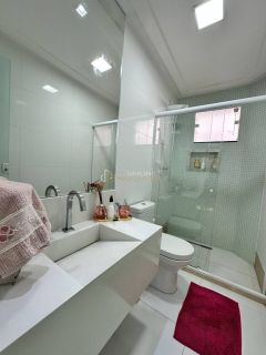 Casa de Condomínio Para Vender com 4 quartos 3 suítes no bairro Jockey Club em Lauro De Freitas