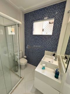 Casa de Condomínio Para Vender com 4 quartos 3 suítes no bairro Jockey Club em Lauro De Freitas