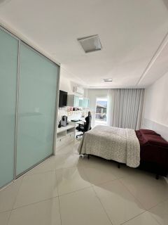 Casa de Condomínio Para Vender com 4 quartos 3 suítes no bairro Jockey Club em Lauro De Freitas