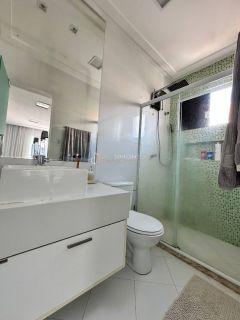 Casa de Condomínio Para Vender com 4 quartos 3 suítes no bairro Jockey Club em Lauro De Freitas