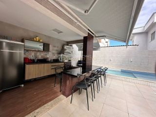 Casa de Condomínio Para Vender com 4 quartos 3 suítes no bairro Jockey Club em Lauro De Freitas