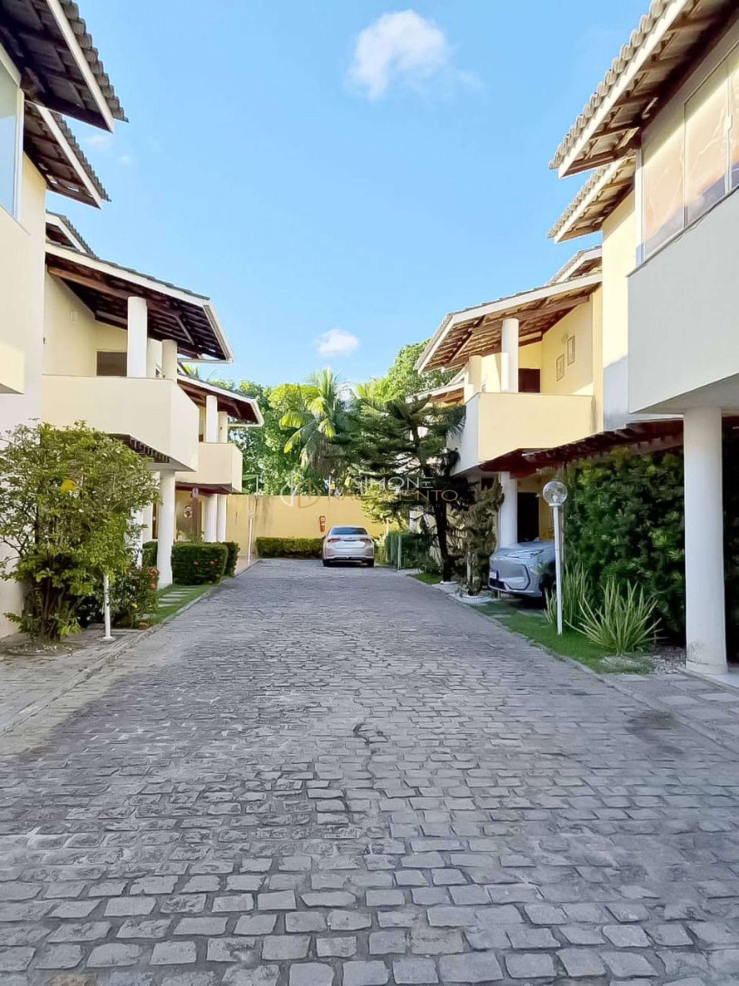 Casa de Condomínio Para Vender com 4 quartos 2 suítes no bairro Buraquinho em Lauro De Freitas