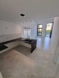 Casa à venda no Condomínio Terras Alphaville, com 140 m² de área construída em terreno nascente de 275 m².