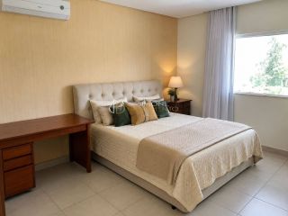 Casa de Condomínio Para Alugar com 5 quartos 4 suítes Busca Vida