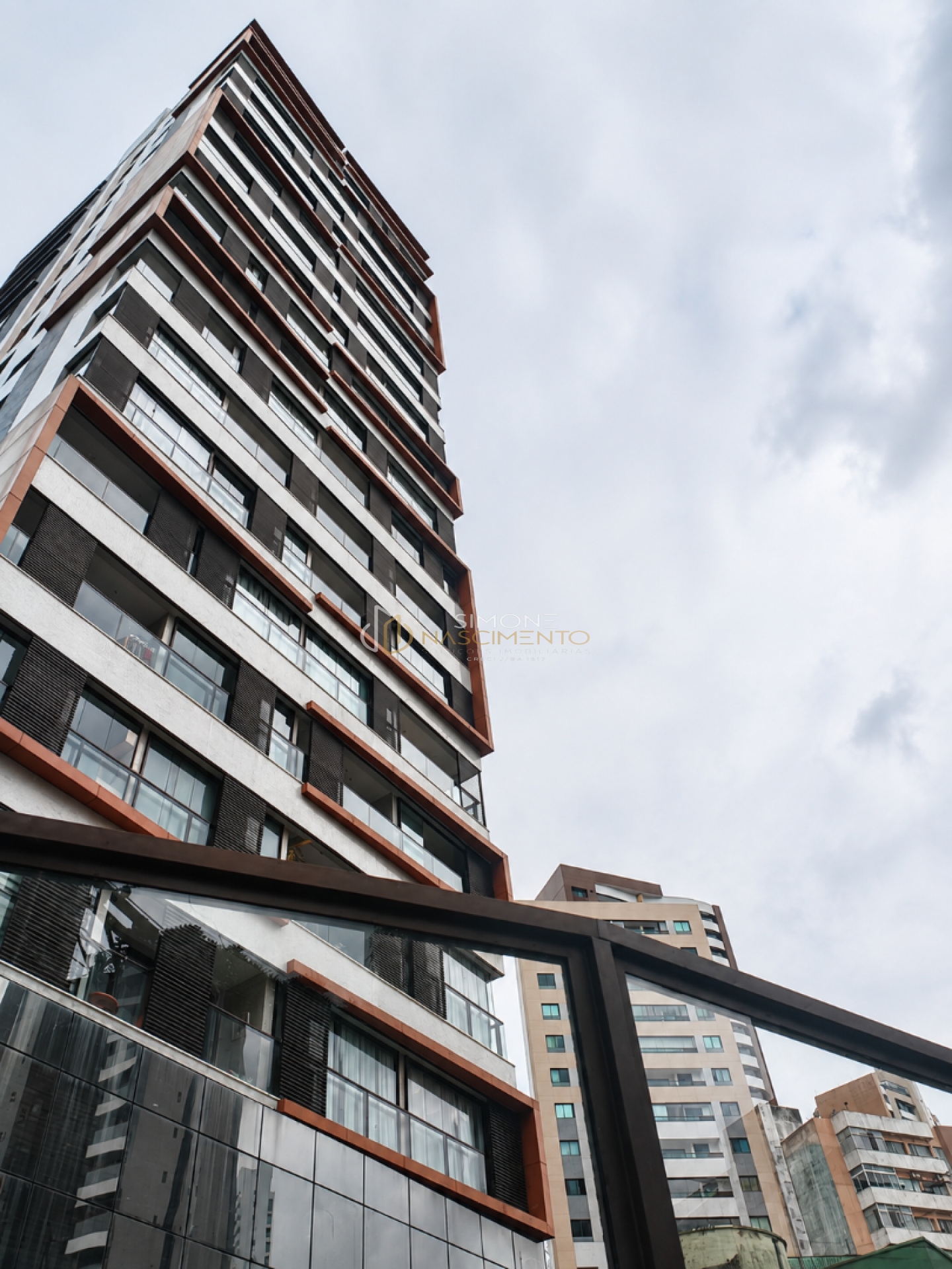 Studio Moderno Mobiliado à Venda na Barra | 22m² | Varanda | 1 Vaga | Infraestrutura Completa