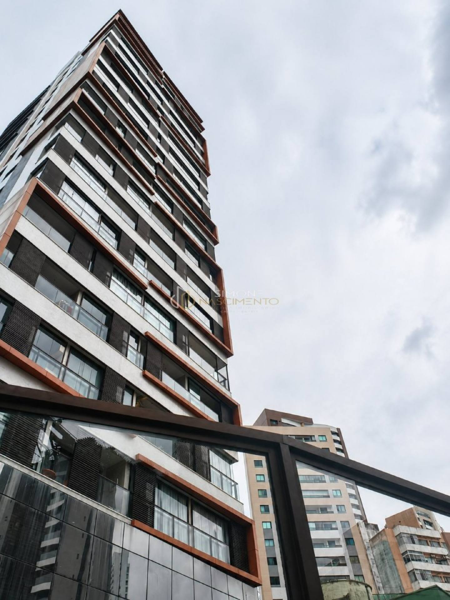 Studio Moderno Mobiliado à Venda na Barra | 22m² | Varanda | 1 Vaga | Infraestrutura Completa