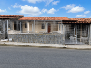 Excelente oportunidade para quem busca uma casa confortável e bem distribuída no Conjunto Centenário, em Feira de Santana.