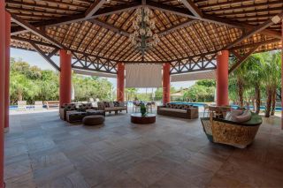 Casa de Alto Padrão em Costa do Sauípe | Projeto David Bastos | 5 Suítes | Mobiliada