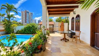 Casa Para Vender com 5 quartos 2 suítes no bairro Pituaçu em Salvador