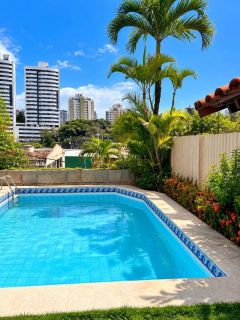Casa Para Vender com 5 quartos 2 suítes no bairro Pituaçu em Salvador