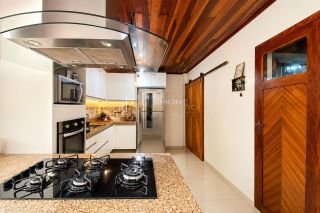 Casa Para Vender com 5 quartos 2 suítes no bairro Pituaçu em Salvador